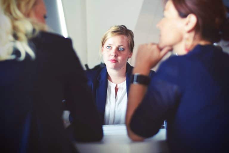 Jeune femme observant lors d'un entretien d'embauche